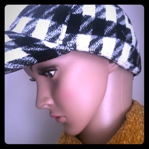 Free press black and white hat 🎩